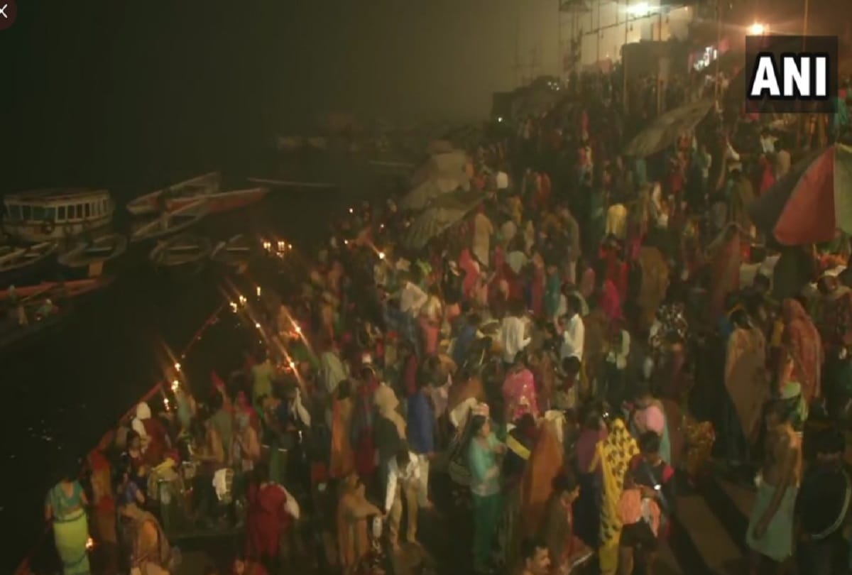 varanasi news: Devotees are taking a dip in the holy Ganges on the occasion of Mauni Amavasya