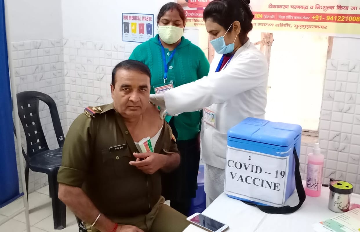 Police and Nagar Panchayat personnel get vaccinated