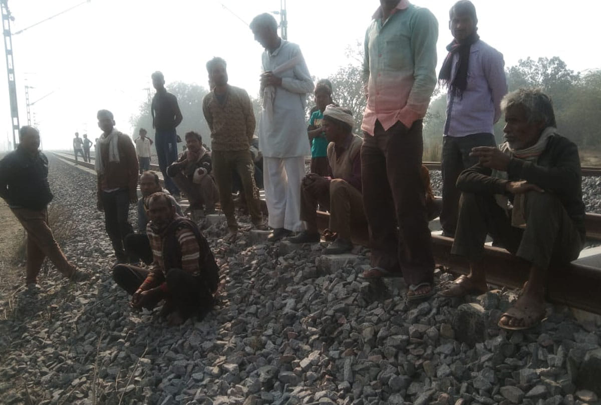 Mother and daughter committed suicide by jumping in front of train in fatehpur