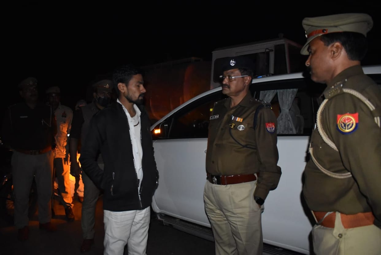One lakh 70 thousand looted from customer service center operator in Ghazipur