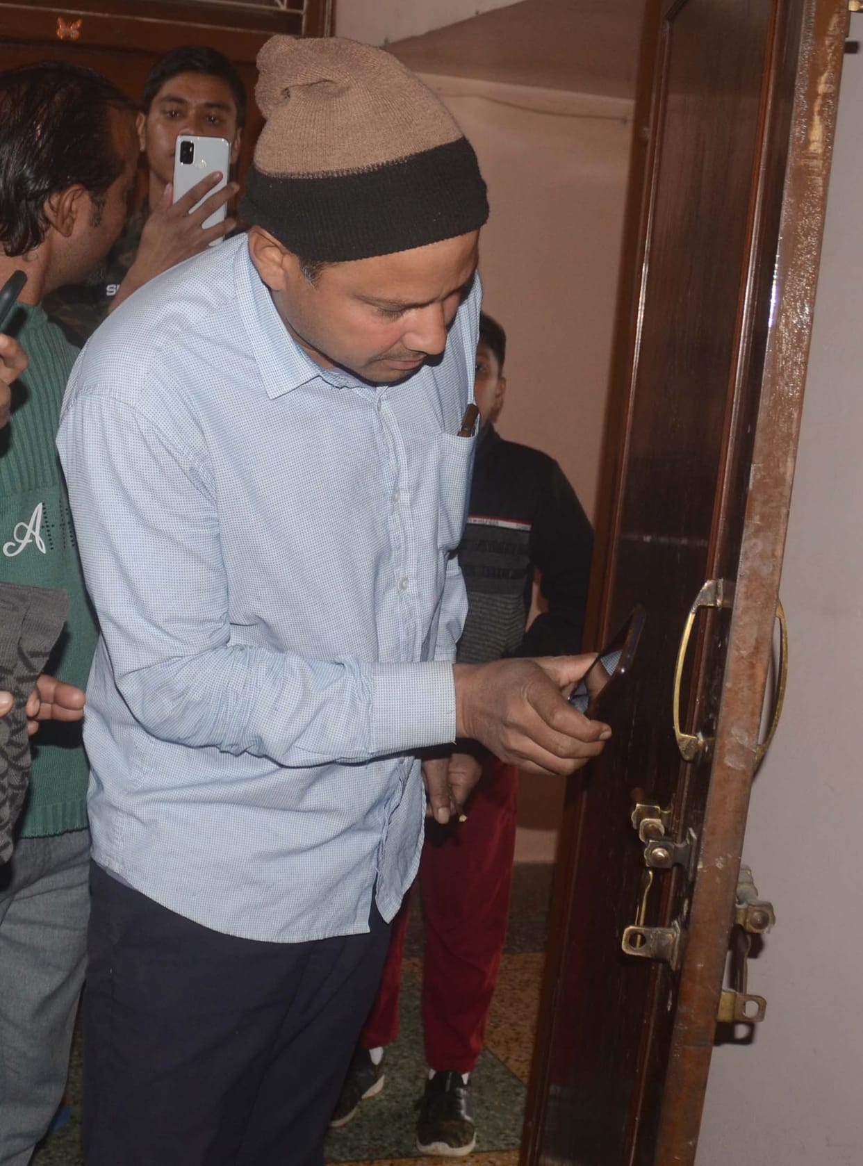 Theft of 30 lakhs by locking the family in the room