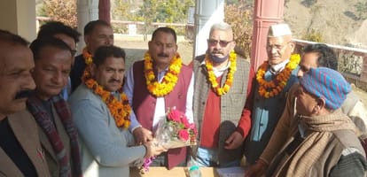थत्यूड़ में कांग्रेस की बैठक में पहुंचे जिले के प्रभारी विजयपाल सजवाण का स्वागत करते कार्यकर्ता