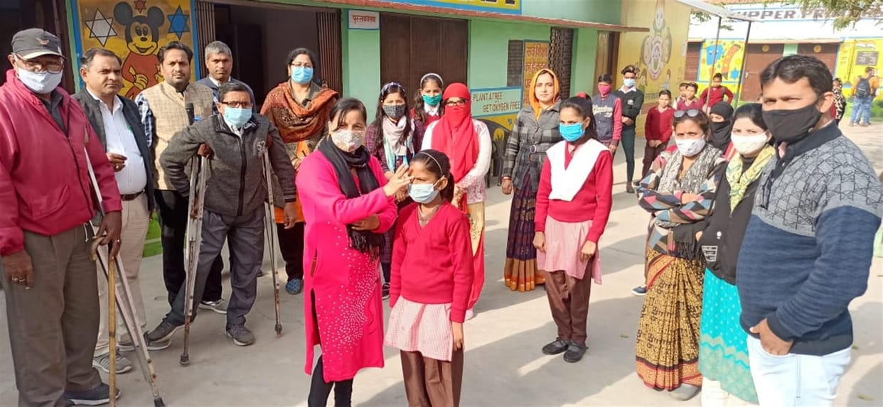 school reopen after long time, student maintain social distancing