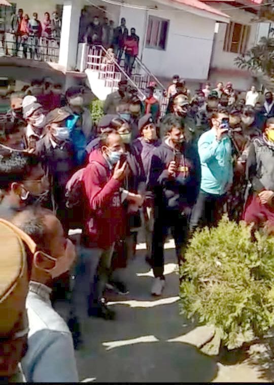 panchyat representetive protest in bdo office bhatiyat