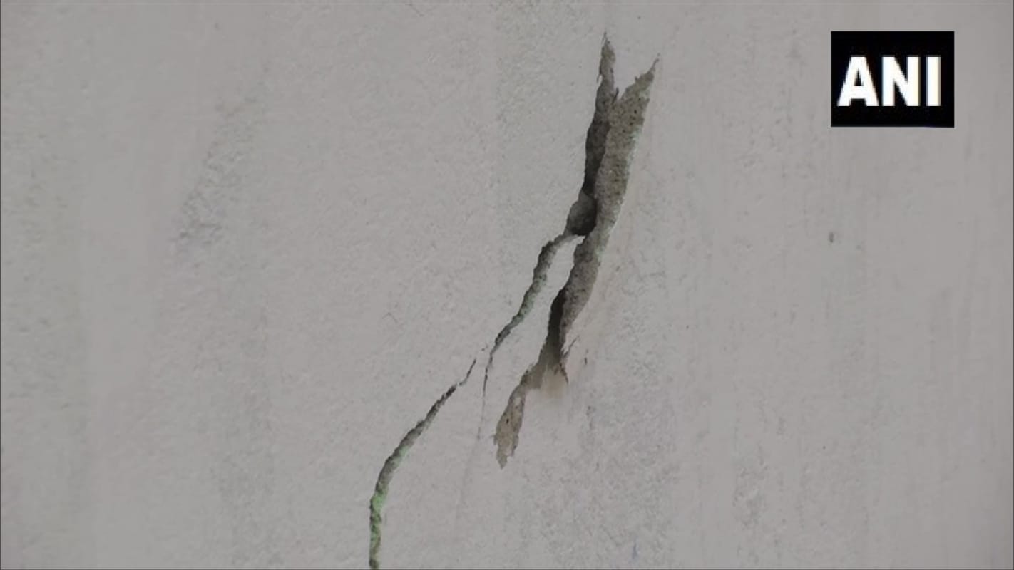Uttarakhand Chamoli Glacier Burst news : cracks on house due to disaster watch photos