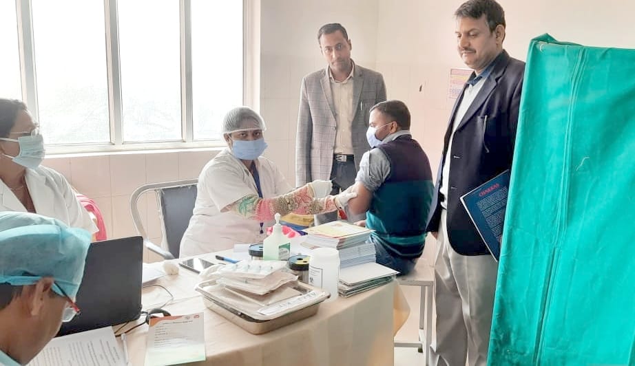 Corona vaccine applied to frontline workers