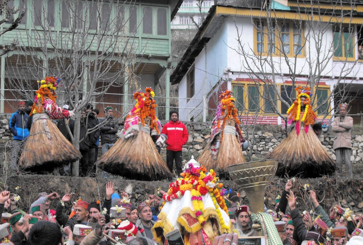 Fagli Festival news kullu himachal: First the villagers wearing masks, then drive away evil powers by obscene abuses
