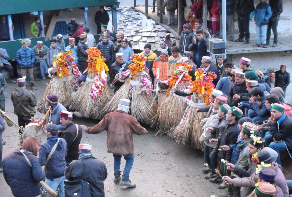 Fagli Festival news kullu himachal: First the villagers wearing masks, then drive away evil powers by obscene abuses