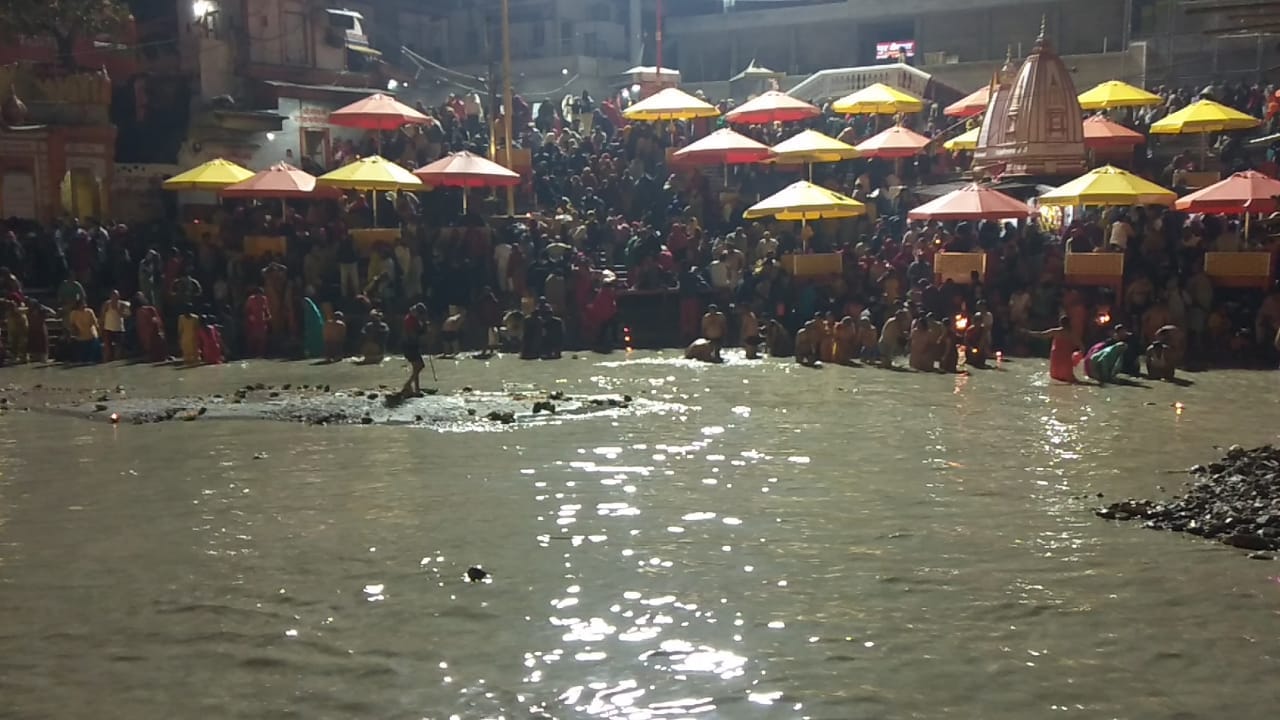 Mauni Amavasya 2021: Devotees Doing snan into two and half feet ganga water full with silt photos
