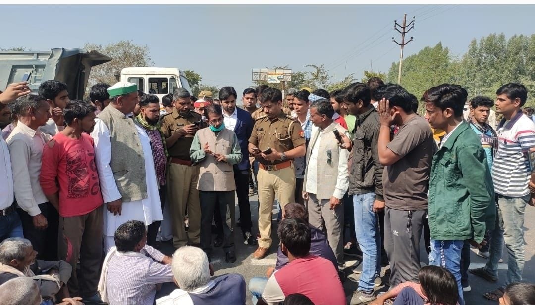 Bolero collision injured two girls, angry villagers jammed highway