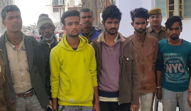 chori,mobile,fathepur news,six arrested,with bom