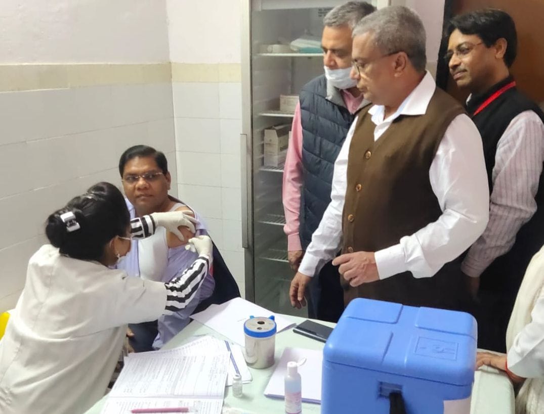 DM, SDM, Jail Superintendent got vaccinated in Bagwala