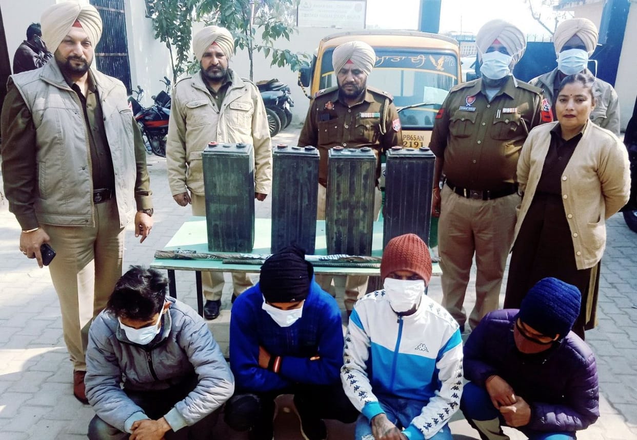 Four auto riders caught who stealing mobile tower batteries