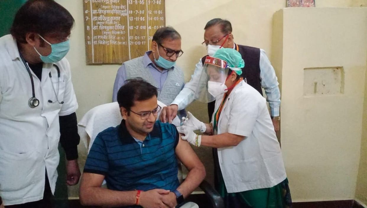 Hathras: Corona vaccine applied at five centers