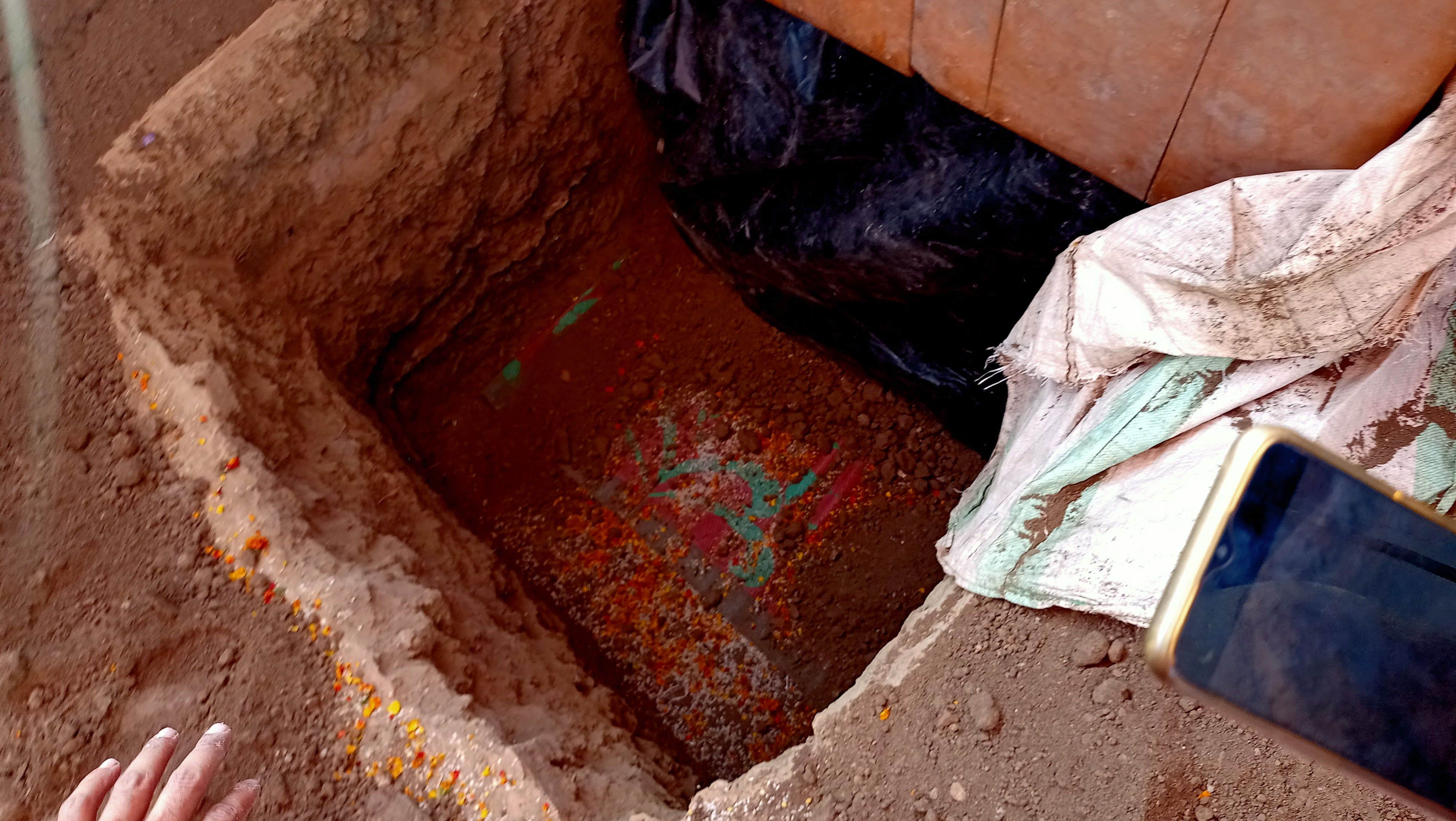 घाटमपुर के मढ़ा गांव में महिला तांत्रिक ने इसी गड्ढे में ली थी समाधि। संवाद