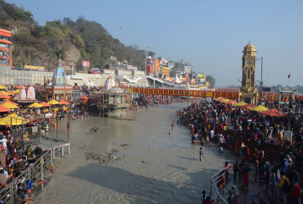 Mauni Amavasya 2021: Devotees Doing snan into two and half feet ganga water full with silt photos