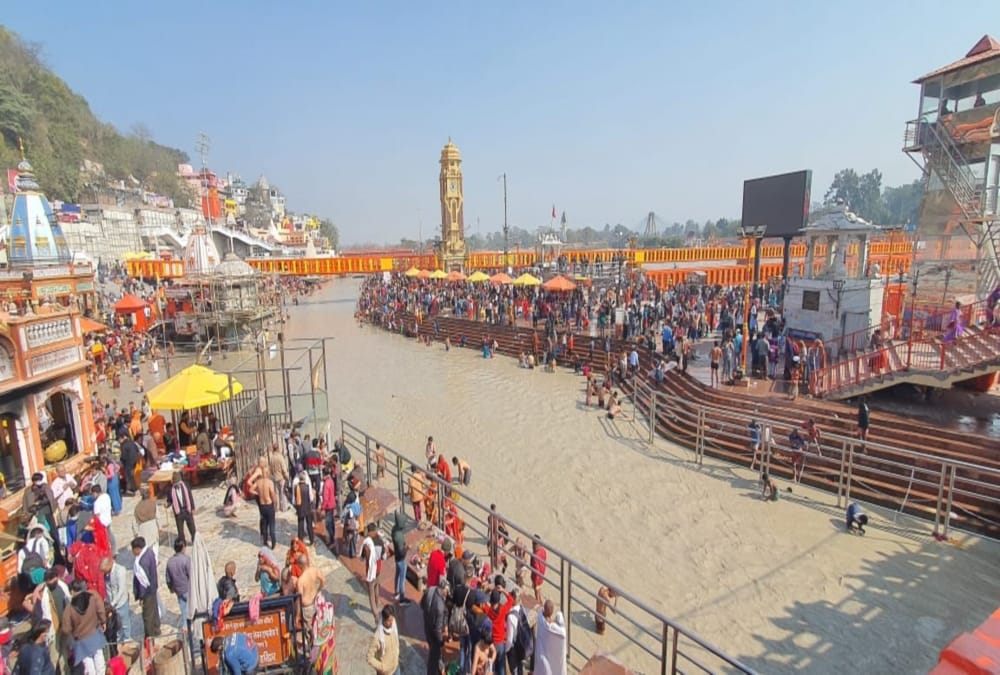 Mauni Amavasya 2021: Devotees Doing snan into two and half feet ganga water full with silt photos