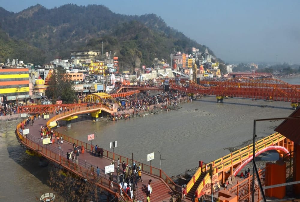 Mauni Amavasya 2021: Devotees Doing snan into two and half feet ganga water full with silt photos