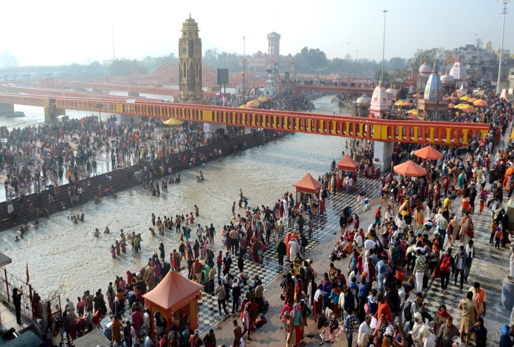 Mauni Amavasya 2021: Devotees Doing snan into two and half feet ganga water full with silt photos