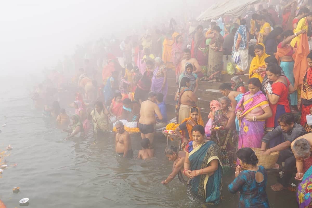 crowd of devotees thronged ghats take dip in Ganga on Mauni Amavasya Varanasi