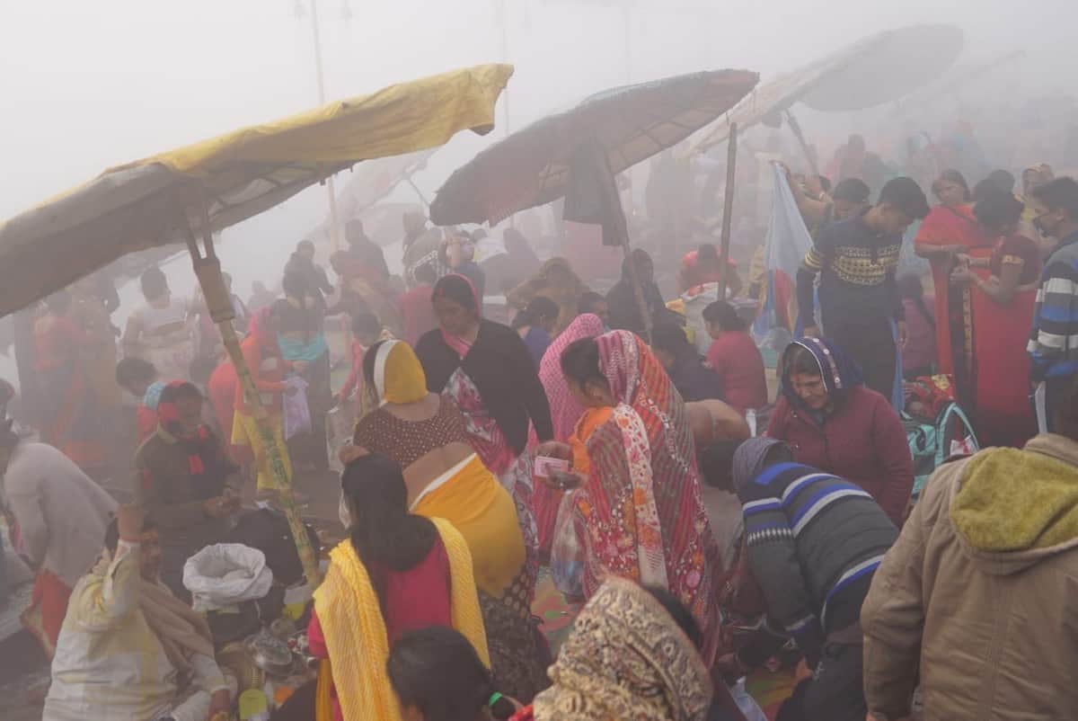 crowd of devotees thronged ghats take dip in Ganga on Mauni Amavasya Varanasi