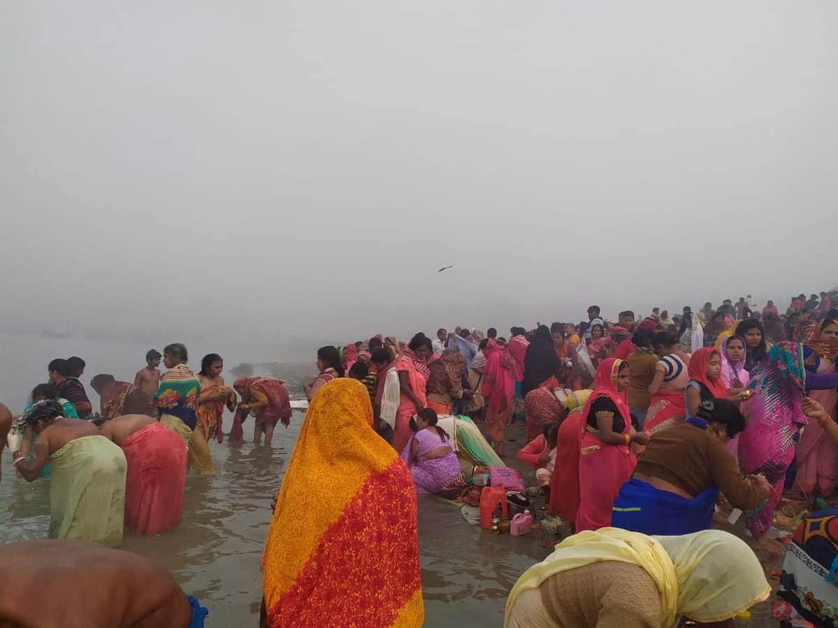 Mouni Amavasya: Devotees gathered at ghats as soon as sunrise dip of faith in Purvanchal 