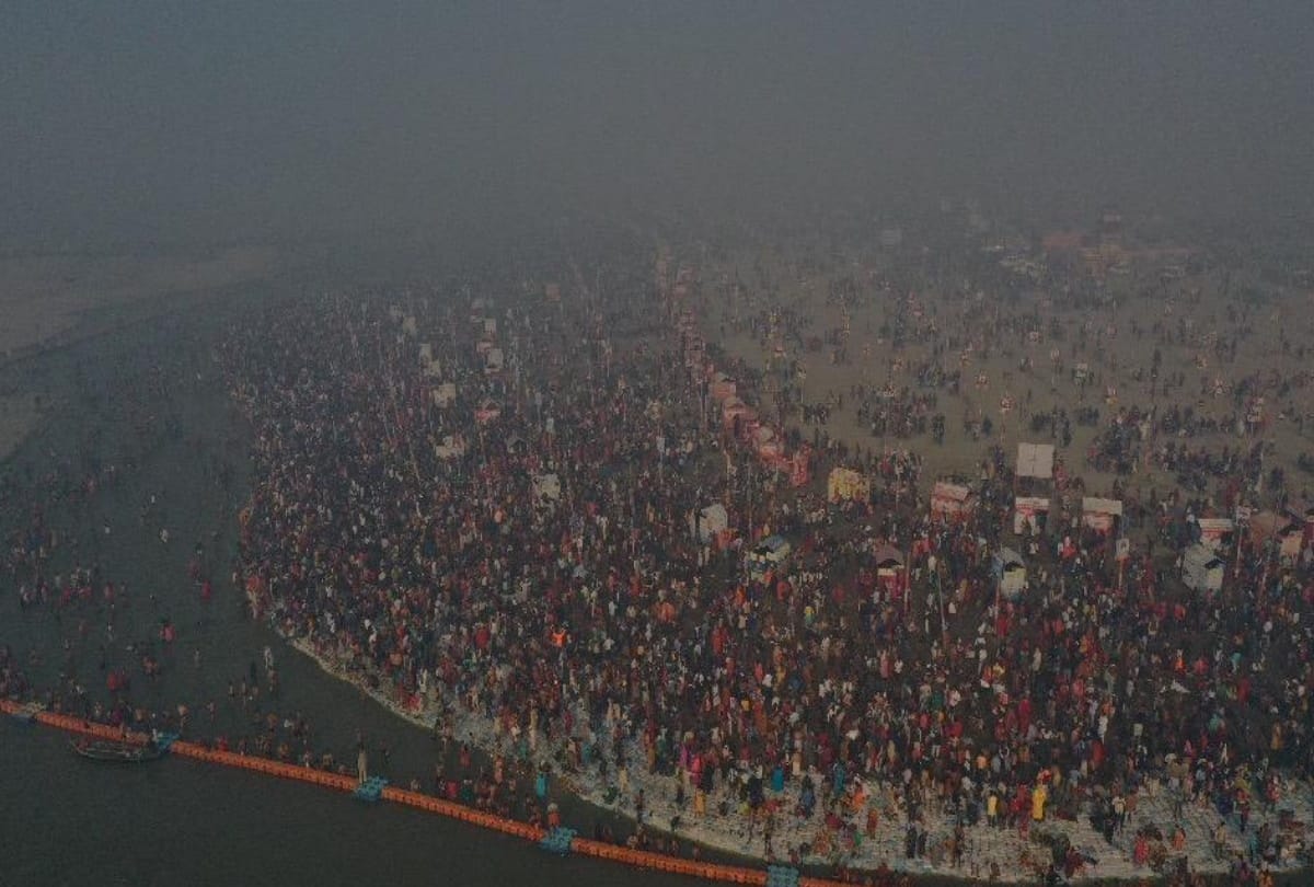 Mauni Amavasya 2021 people take holy dip in sangam at prayagraj