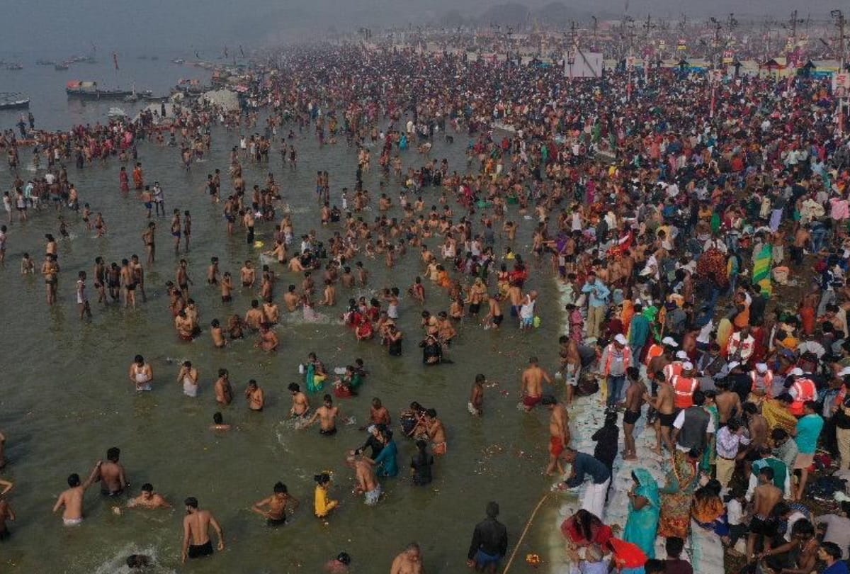 Mauni Amavasya 2021 people take holy dip in sangam at prayagraj