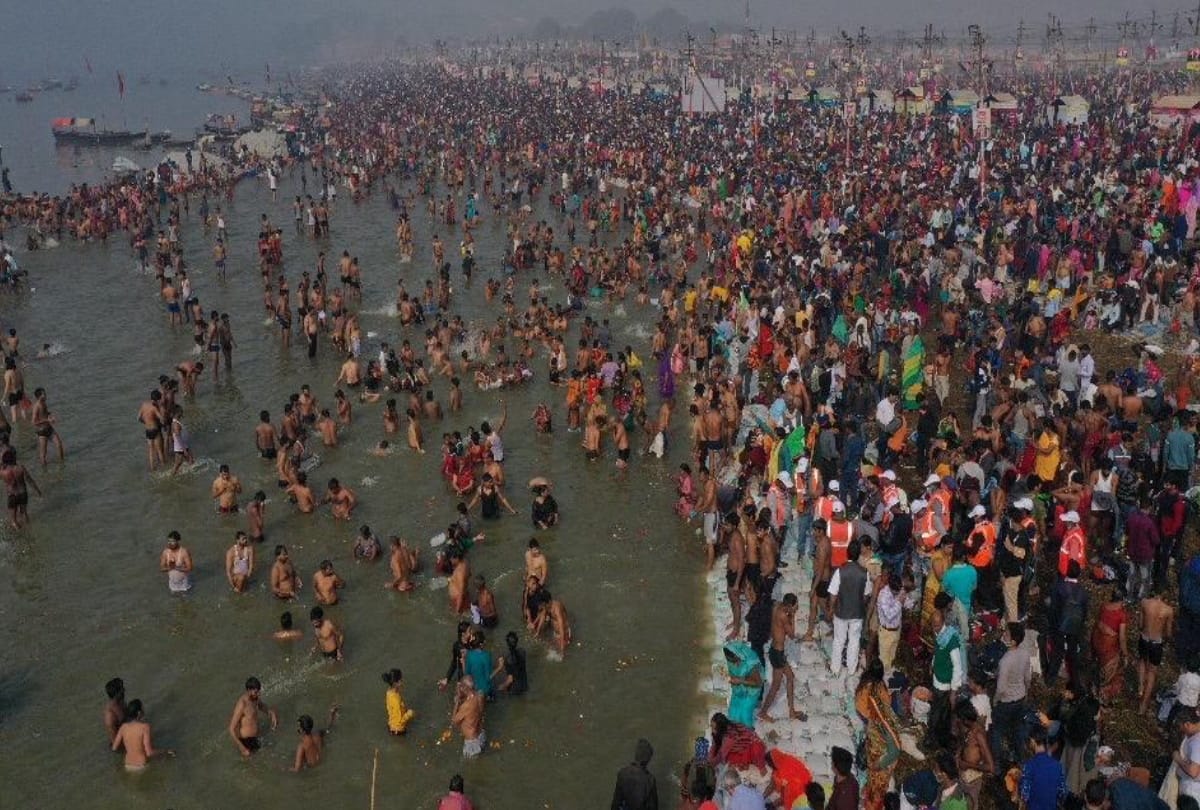 Mauni Amavasya 2021 people take holy dip in sangam at prayagraj