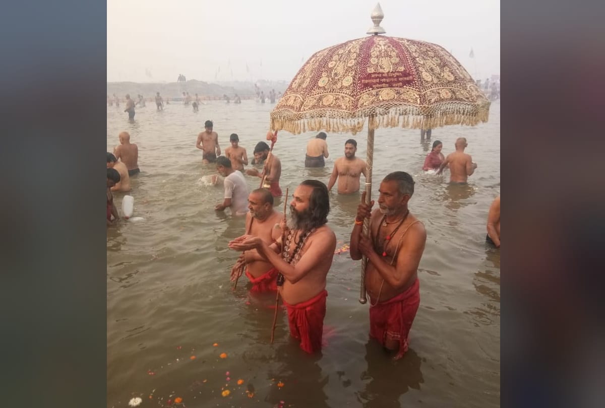 Mauni Amavasya 2021 people take holy dip in sangam at prayagraj