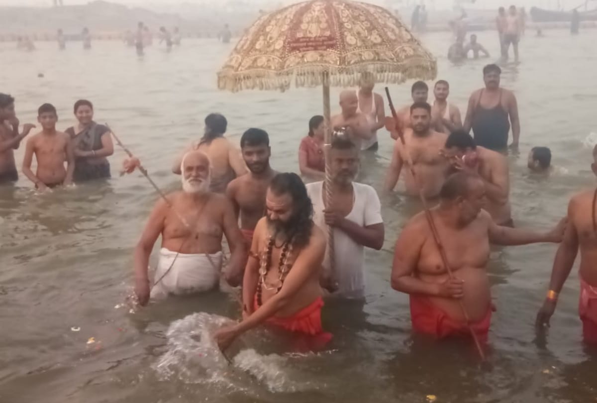 Mauni Amavasya 2021 people take holy dip in sangam at prayagraj
