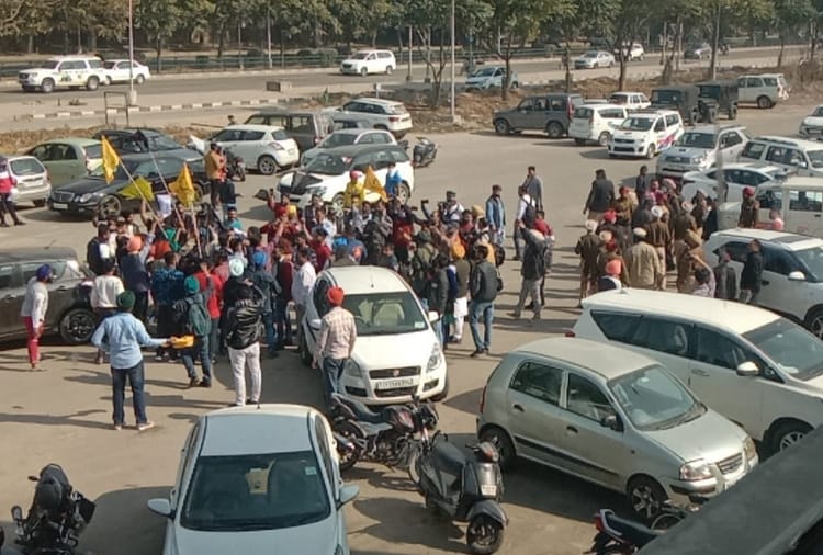 Punjab : Protest against BJP leaders in Mohali