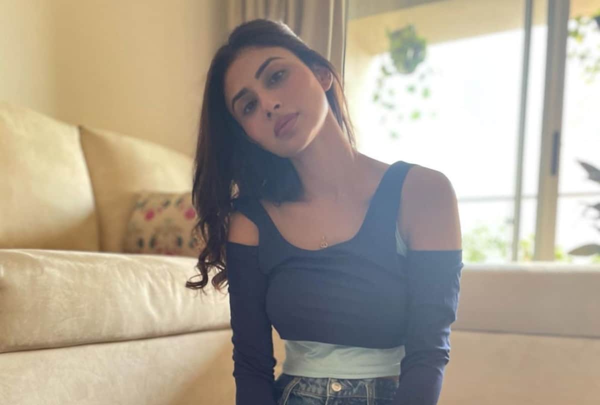 Mouni Roy latest HD wallpaper on Instagram for download