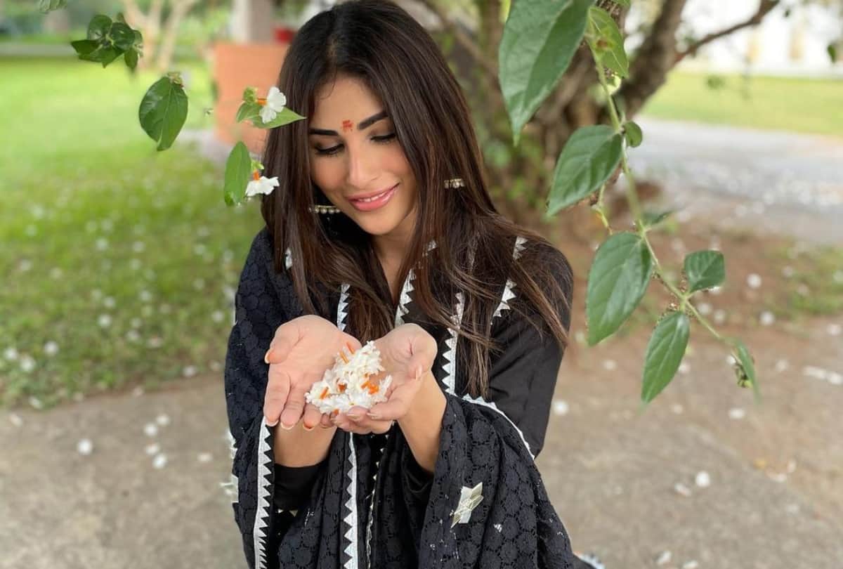 Mouni Roy latest HD wallpaper on Instagram for download