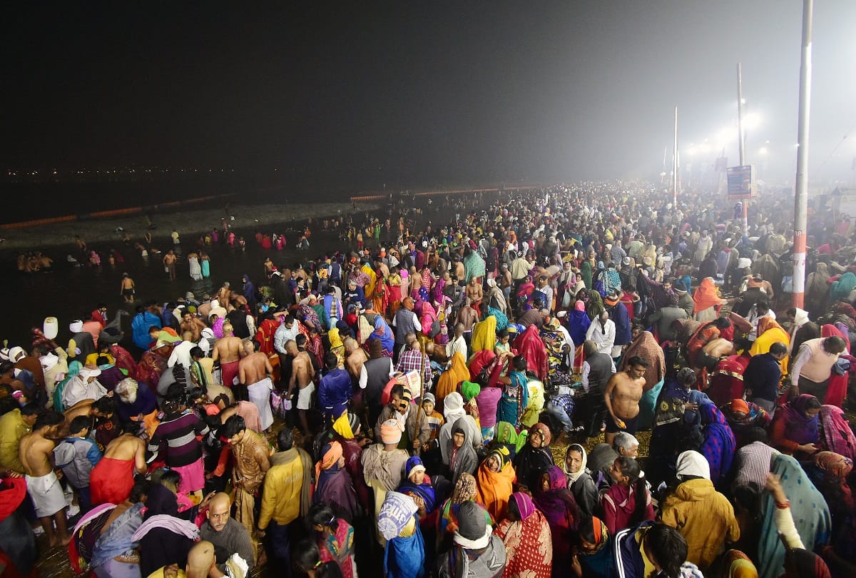 mauni amavasya 2021: Jan Sagar of faith gathered at the confluence, wreath from helicopter by welcoming bath