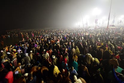 mauni amavasya 2021: Jan Sagar of faith gathered at the confluence, wreath from helicopter by welcoming bath