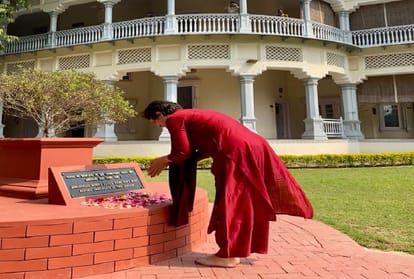 Priyanka Gandhi's silent dip in Prayagraj gave an outspoken political message