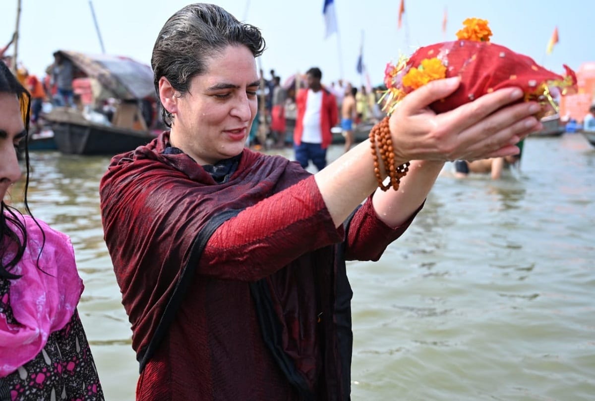 The urge to get a glimpse of Priyanka Gandhi, crowds crowded at Arail Ghat