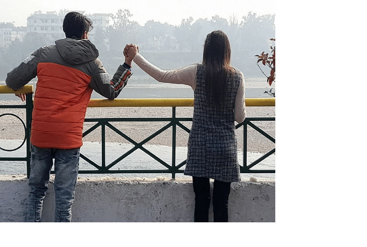 Someone promised to live together throughout his life and someone promised to live and die together