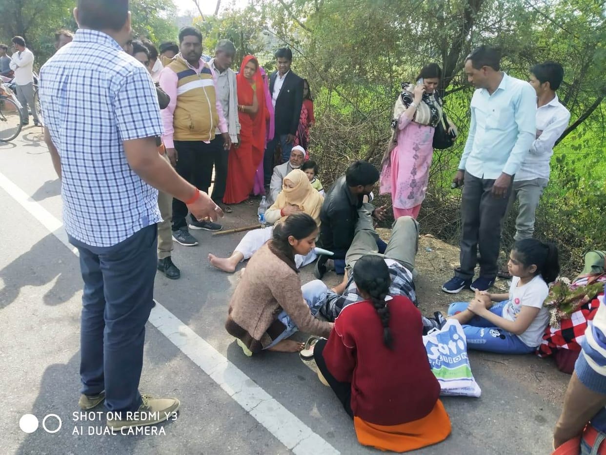 car crashed, five injured