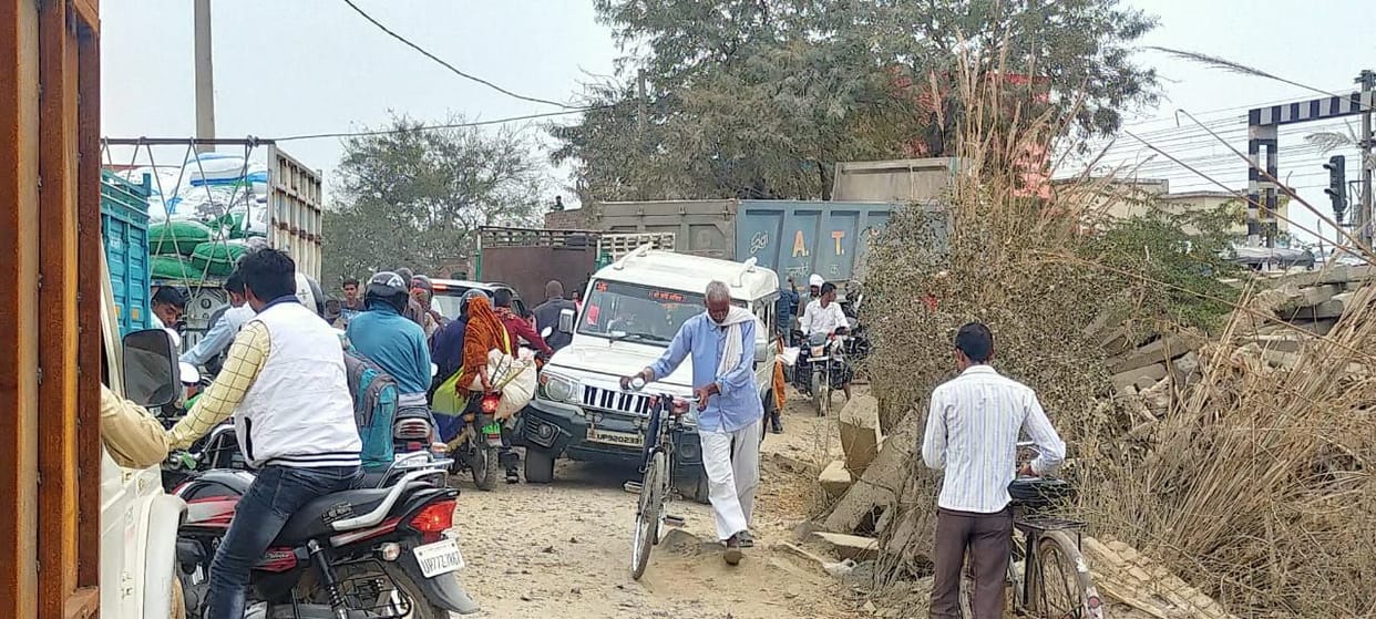 railway crossing closed for one hour