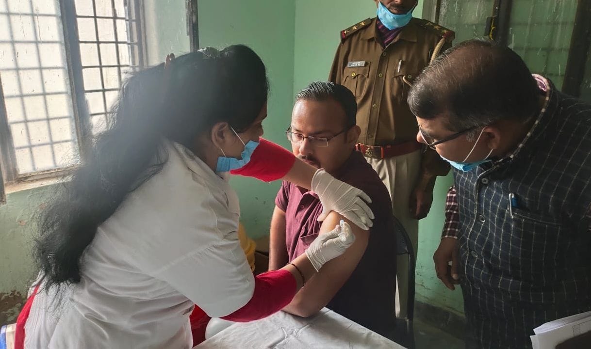 730 front line workers, including SP, ASP, take first dose of vaccine