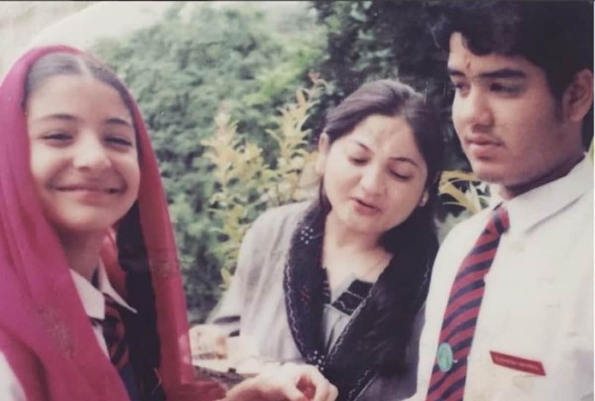 10 Pics Of Bollywood Celebs From Their High School Days!