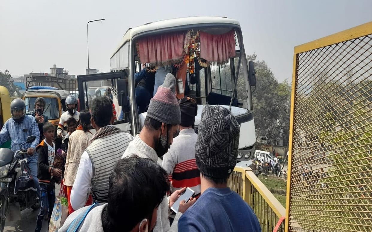 Bus coming from Prayagraj to Varanasi broke the railing of ROB and hanged in the air