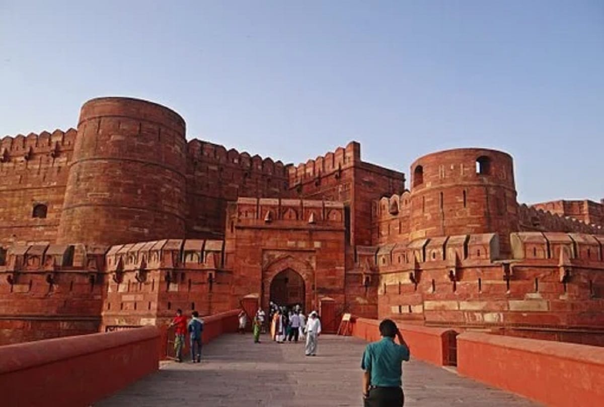 Tourist palaces Apart from the Taj Mahal in Agra you can also visit these four places
