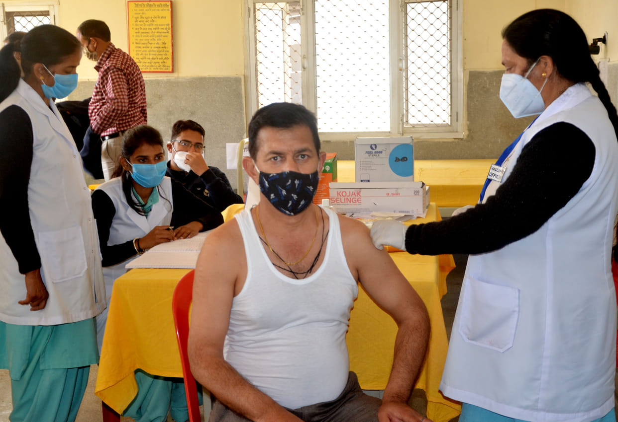 corona vaccination in hamirpur