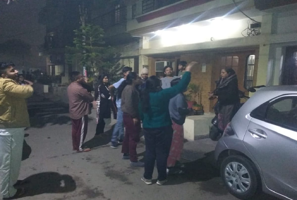 Earthquake tremors felt in Agra too sleeping people wake up and come out