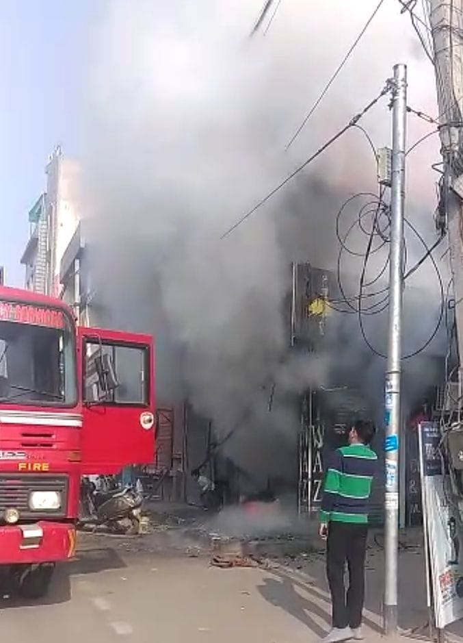 Fire in clothes shop near Bajrang Bhawan, goods worth lakhs burnt
