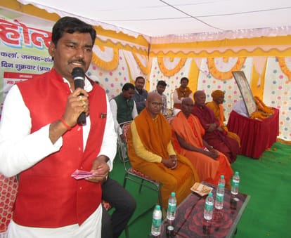 चतरा ब्लॉक क्षेत्र के मऊ महोत्सव को संबोधित करते पूर्व विधायक अविनाश कुशवाहा।