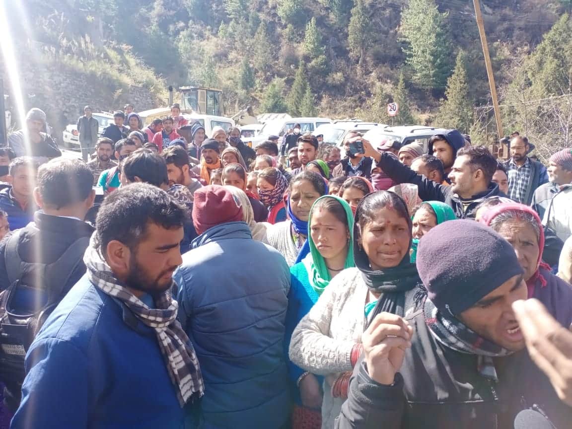 Uttarakhand chamoli Glacier Burst latest News : people patience broken who waiting their loved ones in front of tunnel